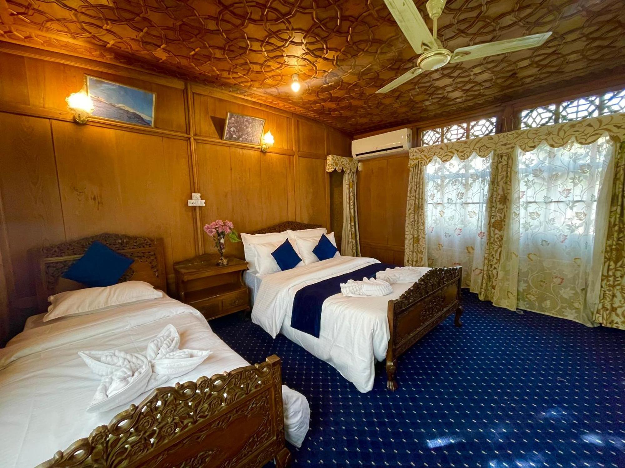 New Sea Palace Houseboats Сринагар Экстерьер фото